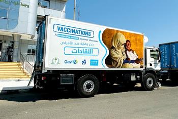 شاحنات تبريد في بورت سودان، تحمل لقاحات الكوليرا التي وصلت على متن طائرة مستأجرة من منظمة الأمم المتحدة للطفولة (يونيسف)