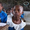 Mtoto akiwa ameketi dawatini katika shule ya msingi mjini Doula, Cameroon  inayopatiwa ufadhili na UNICEF