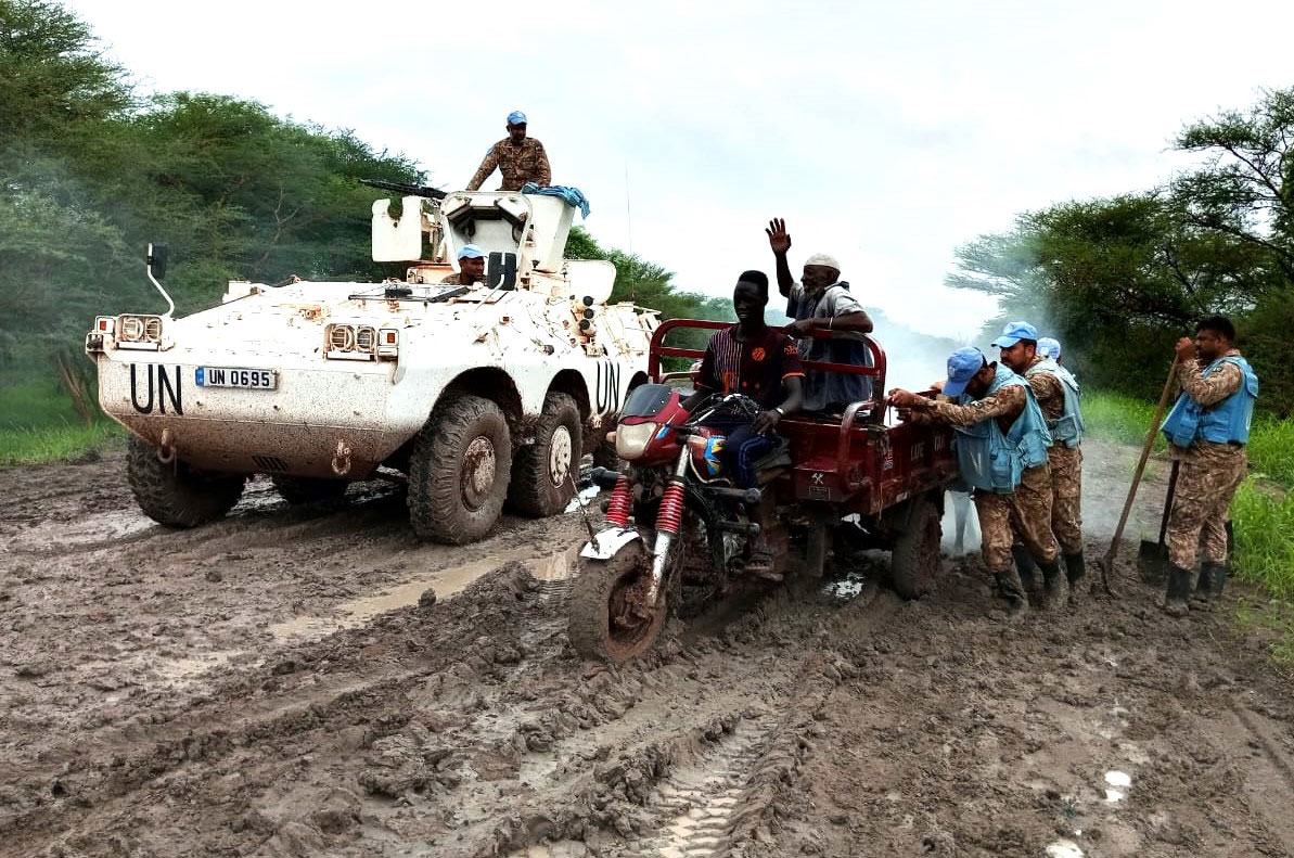 Les Casques bleus de la Force intérimaire de sécurité des Nations Unies pour Abyei (FISNUA) aident à dégager des véhicules embourbés.