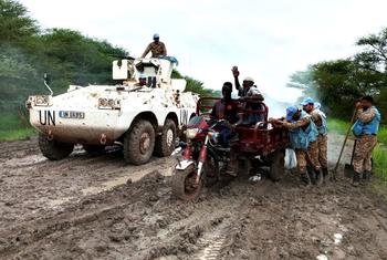 Миротворцы ООН помогают вызволять застрявшие автомобили и спасать застрявших людей на дороге в Судане.