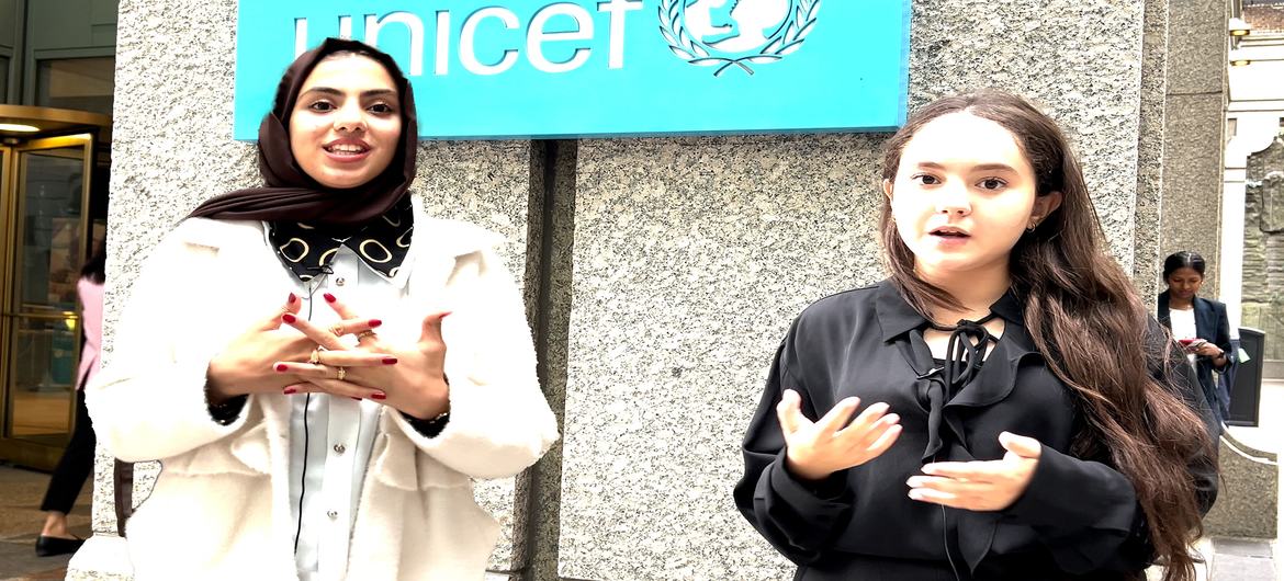 من اليمين لليسار: الطفلة مريم أمجون، من المملكة المغربية، والطفلة أريج من اليمن مناصرتان لحقوق الأطفال لدى اليونيسف. حضرتا إلى مقر الأمم المتحدة في نيويورك بالتزامن مع اجتماعات الجمعية العامة للأمم المتحدة في أيلول/سبتمبر الماضي.