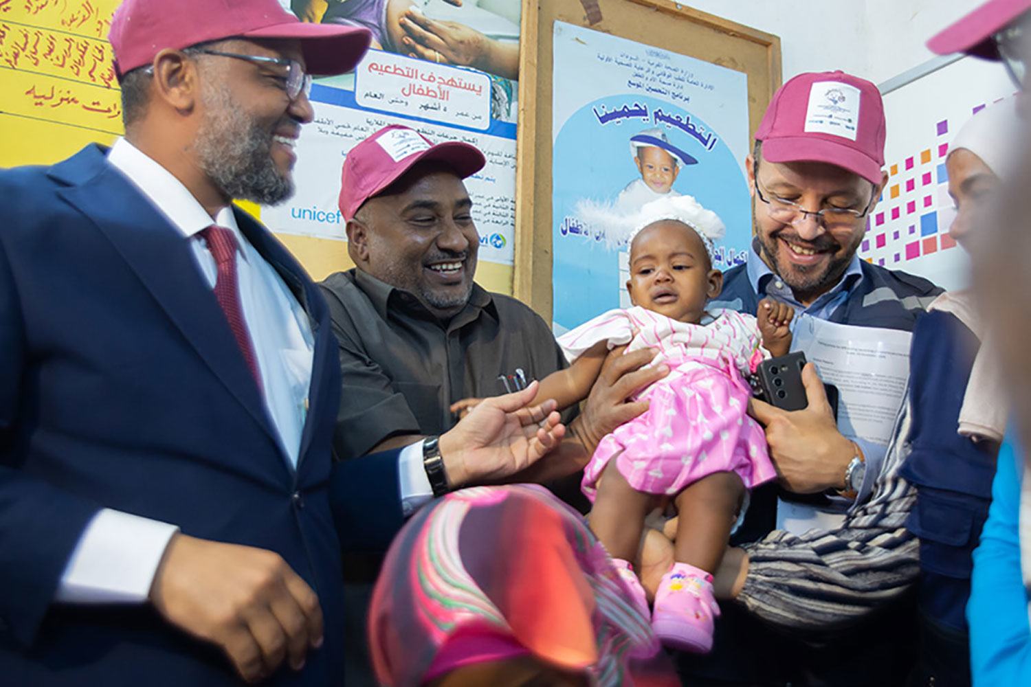 Une fillette de six mois reçoit le vaccin contre le paludisme au Soudan, lors d'une campagne de vaccination organisée à Gedaref, en présence de Shible Sahbani, représentant de l’OMS au Soudan.