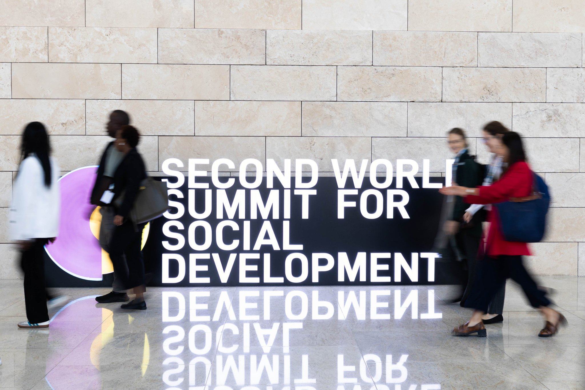 مشاركون في قمة التنمية الاجتماعية في مركز قطر الوطني للمؤتمرات.