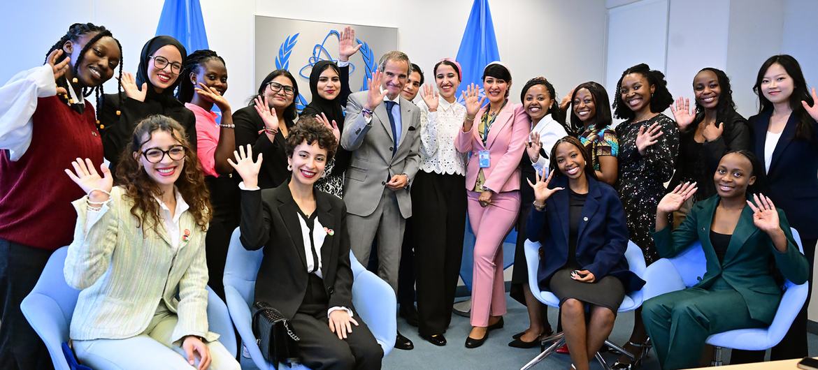 O diretor-geral da Aiea, Rafael Mariano Grossi, se encontrou com participantes do evento "Moldando o Futuro: Empoderando Mulheres e Jovens na Ciência Nuclear na África e na Ásia por meio de Competições", durante a 69ª Conferência Geral da AIEA, realizada…