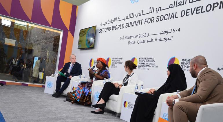 حلقة نقاشية نظمتها العراق حول الحماية الاجتماعية وأدارها إيان فيليبس (الأول من اليسار)، مدير قسم الأخبار والإعلام في إدارة الاتصالات العالمية التابعة للأمم المتحدة.