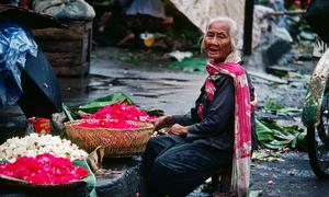 Una anciana vendedora de flores en Yogyakarta, Indonesia. Según estimaciones de las Naciones Unidas, el 58% de las personas mayores del mundo viven en Asia y el Pacífico, una cifra que se prevé que aumente en los próximos años.