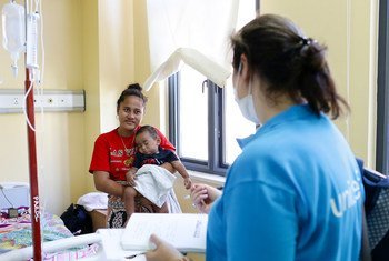 Uma jovem mãe em Samoa explica como seu filho está se recuperando do sarampo