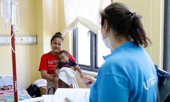 Uma jovem mãe em Samoa explica como seu filho está se recuperando do sarampo