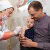 Вакцина от кори делается в два этапа. Первую дозу желательно ввести еще в младенческом возрасте.