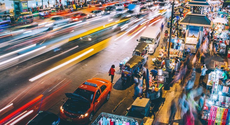 थाईलैण्ड की राजधानी बैंकॉक की एक व्यस्त सड़क.