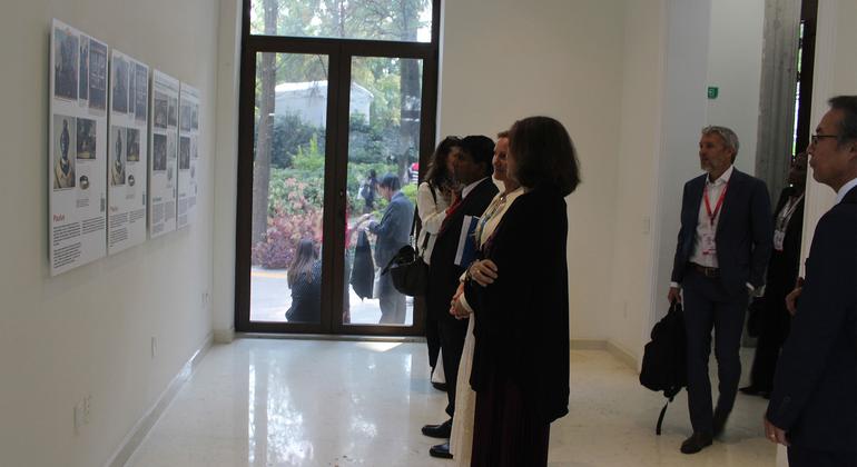 Un grupo de visitantes observa la exposición sobre la esclavitud neerlandesa en el II Foro Mundial de la UNESCO contra el Racismo y la Discriminación.