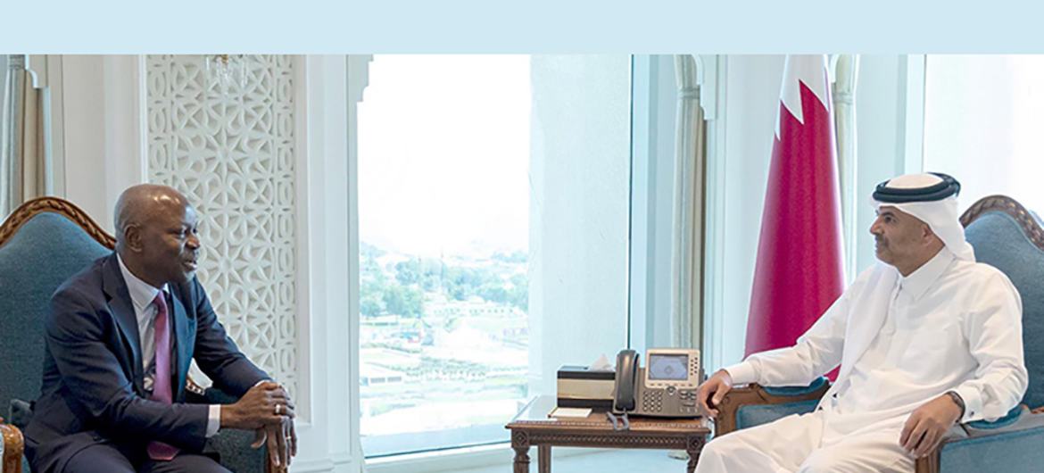 مدير عام منظمة العمل الدولية جيلبرت ف. هونغبو (إلى اليسار) ورئيس مجلس وزراء دولة قطر خالد بن خليفة بن عبد العزيز آل ثاني (إلى اليمين)