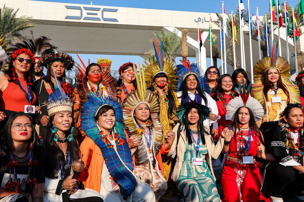 来自巴西代表团的妇女参加气候变化大会期间举行的土著活动。