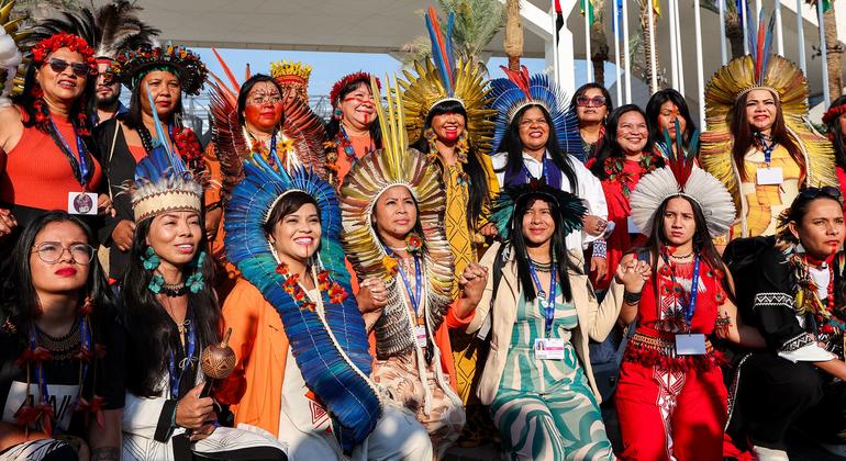 ब्राज़ीली प्रतिनिधिमंडल की महिला सदस्य, दुबई में यूएन जलवायु सम्मेलन कॉप28 में, एक आदिवासी कार्यक्रम में शिरकत करते हुए.