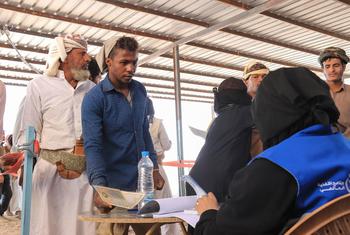 Des bénéficiaires font la queue à un point de distribution alimentaire du PAM au Yémen en novembre 2023.