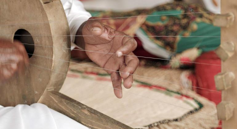 آلة الموسيقى السمسمية تعزف في جزيرة فرسان بالمملكة العربية السعودية. آلة الموسيقى السمسمية تعزف في جزيرة فرسان بالمملكة العربية السعودية.