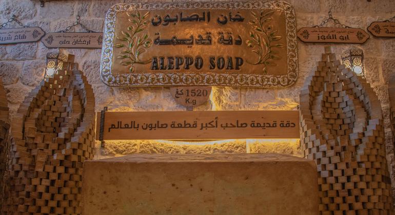 تعتمد صناعة صابون الغار الحلبي السوري على المعرفة والمهارات التقليدية. تعتمد صناعة صابون الغار الحلبي السوري على المعرفة والمهارات التقليدية.