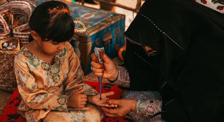 تستخدم الحناء خلال الاحتفال بالأعياد في الإمارات العربية المتحدة. تستخدم الحناء خلال الاحتفال بالأعياد في الإمارات العربية المتحدة.