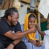 Ishmael Beah akiwatembelea watoto katika eneo linalofadhiliwa na UNICEF huko Port Sudan. Nafasi hiyo inawapa watoto waliofurushwa na vita makazi salama kwa ajili ya kucheza, msaada wa afya ya akili, na ushauri nasaha huku kukiwa na changamoto za kuhama.