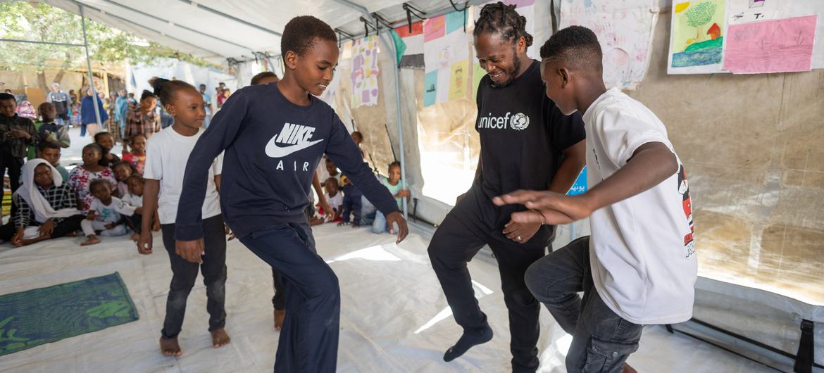 Ishmael Beah visita a niños en un espacio acogedor para la infancia que cuenta con el apoyo de UNICEF en Port Sudan.