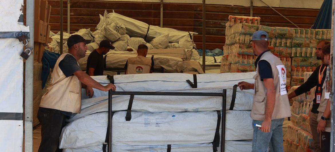 IOM's Common Pipeline partner BLDA distributes tents to families seeking safer shelter following the recent ceasefire. 