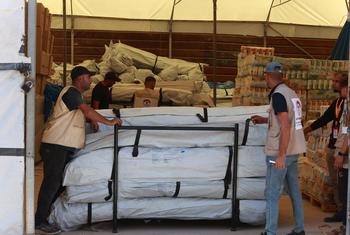 国际移民组织的合作伙伴正在近期停火后，向当地家庭分发帐篷。