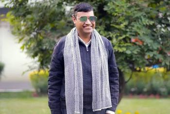 यूएन स्वयंसेवा के विकलांग समावेशन व सम्पर्क अधिकारी सुशील अधिकारी ने अपनी दृष्टि बाधित होने पर हिम्मत नहीं हारी.