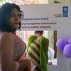 एक ट्रांसजेंडर महिला UNDP के SCALE इनिशिएटिव के पंजीकरण डेस्क पर खड़ी है, जो भारत में ट्रांसजेंडर समुदाय के लिए कल्याणकारी उपायों तक पहुंच प्रदान करता है।