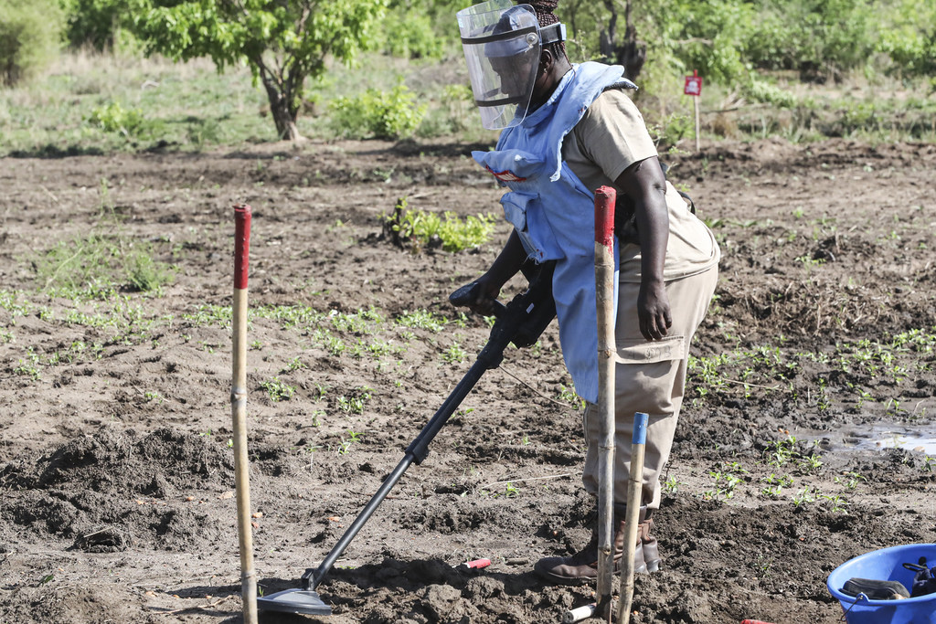 Mfanyakazi wa UNMAS akondoa mabomu ya kutegwa ardhini nchini Sudan Kusini