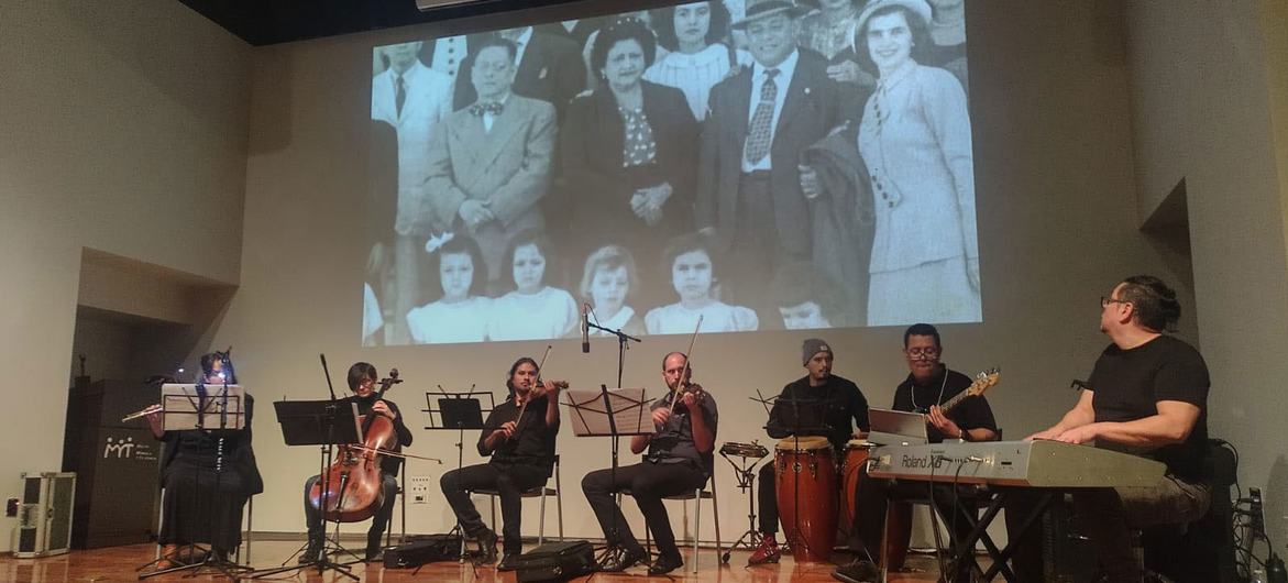 Durante la presentación de El rescate en México, los hermanos Castellanos y un grupo de músicos interpretaron las canciones del documental utilizado instrumentos pertenecientes a personas que vivieron durante el Holocausto.