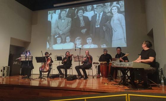 Lors de la présentation du "Sauvetage" au Mexique, les frères Castellanos et un groupe de musiciens ont interprété les chansons du documentaire en utilisant des instruments appartenant à des personnes ayant vécu pendant l'Holocauste.