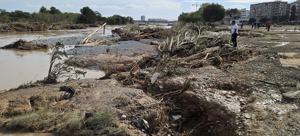 Danos das inundações causadas por uma tempestade em Valência, Espanha
