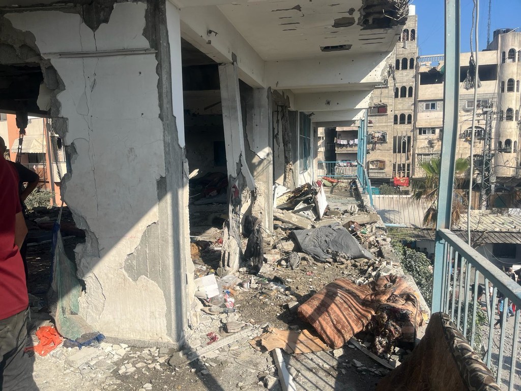 قُتل 35 شخصا على الأقل وأصيب الكثيرون بجراح بعد أن ضربت القوات الإسرائيلية مدرسة تابعة لوكالة الأونروا الأممية في مخيم النصيرات، وسط قطاع غزة.