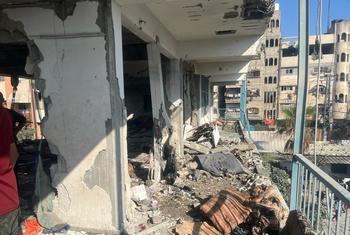 Más de 35 personas desplazadas murieron cuando un ataque aéreo israelí alcanzó una escuela gestionada por la UNRWA en Nuseirat, Gaza Central.