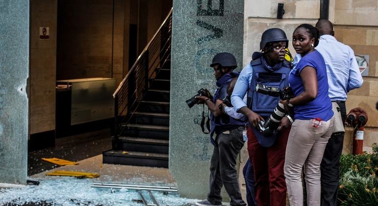 Periodistas cubriendo un ataque terrorista en Kenya. (Archivo)