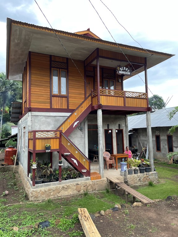 Pemerintah Indonesia menyediakan bangunan kayu di atas atau di samping rumah penduduk desa di Marinso