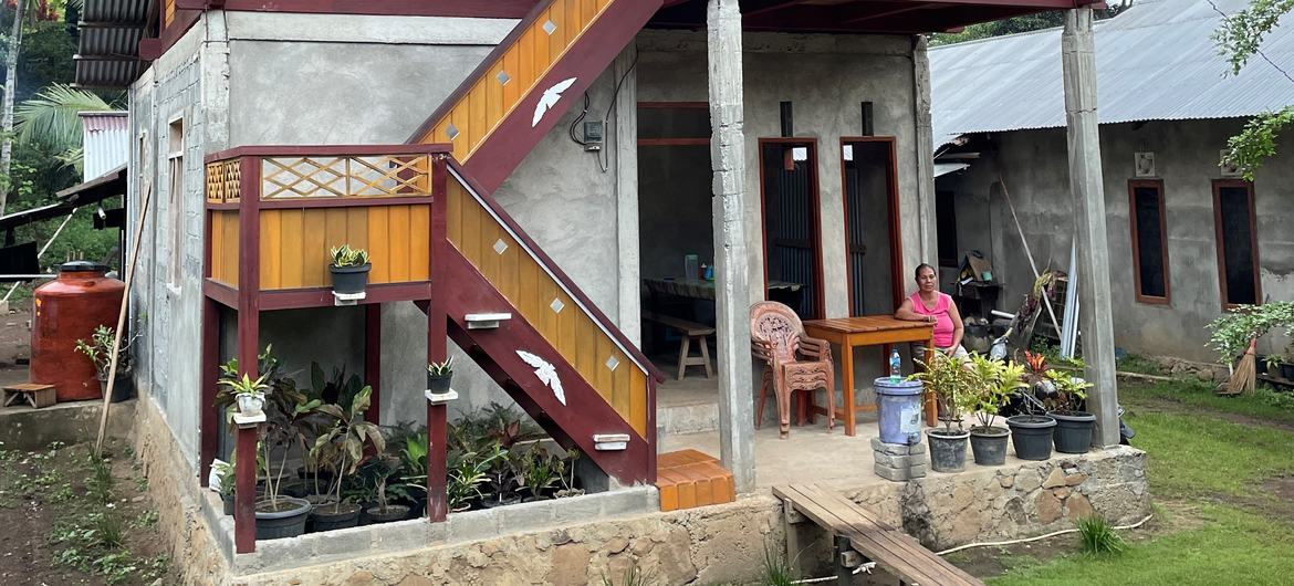 Le gouvernement indonésien a fourni des bungalows de bois, installés en étage ou à côté des maisons des habitants