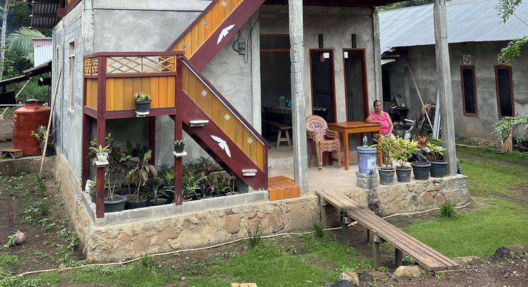 इण्डोनेशिया की सरकार ने मारिन्सॉ में ग्रामीणों को घरों के ऊपर या उनके बगल में लकड़ी की इमारतें मुहैया करवाई हैं.