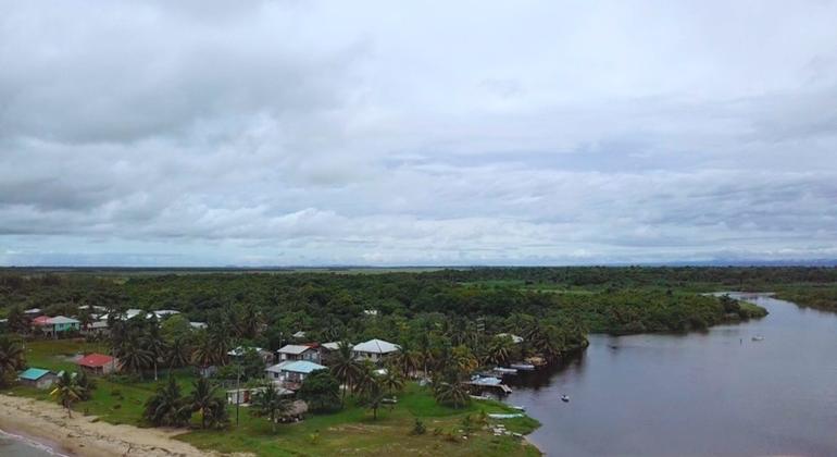 ‘Saya tidak ingin melihat lebih banyak kuburan pergi ke laut’: Menyelamatkan desa Belize dari erosi buatan manusia