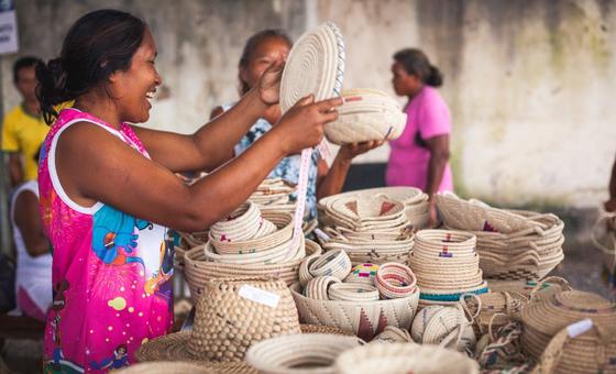 Projeto do ACNUR apoia populações indígenas refugiadas no Brasil por meio da estruturação de cadeia de valor para seus artesanatos.