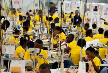 海地年轻人获得在服装厂务工所需的技能。