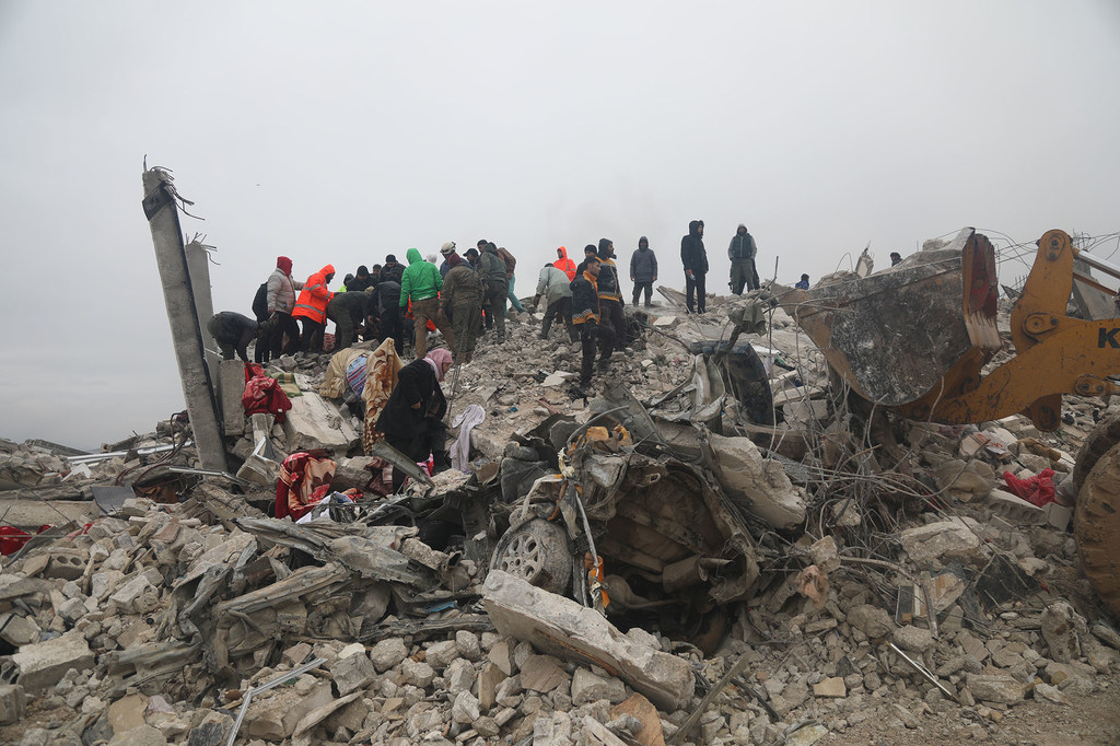В Самаде, Сирия, продолжаются поиски выживших после землетрясения .
