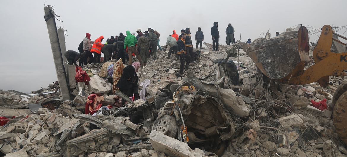 Busca por sobreviventes continua em Samada, na Síria, após terremoto de 6 de fevereiro