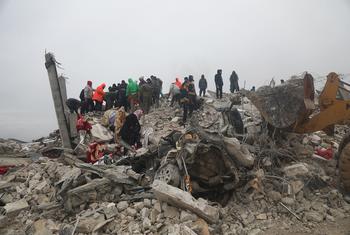 La recherche de survivants se poursuit à Samada, en Syrie, après le tremblement de terre du 6 février.