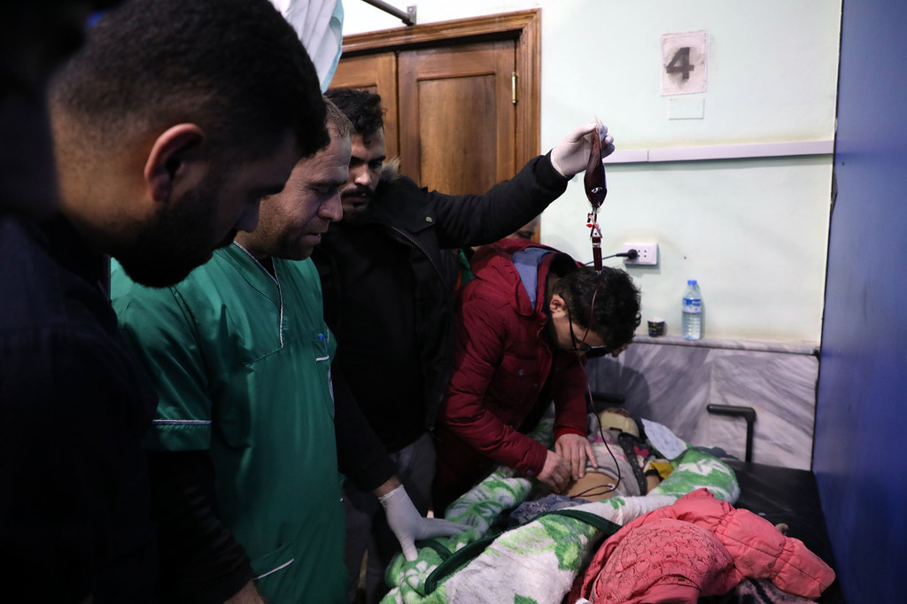Une victime du séisme du 6 février est soignée à Samada, en Syrie.