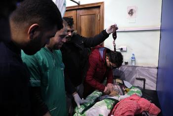 Una víctima del terremoto del 6 de febrero recibe tratamiento en Samada, Siria.