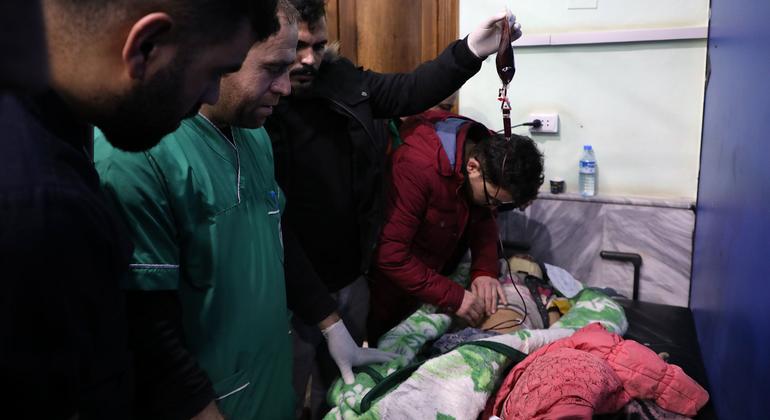 Una víctima del terremoto del 6 de febrero recibe tratamiento en Samada, Siria.