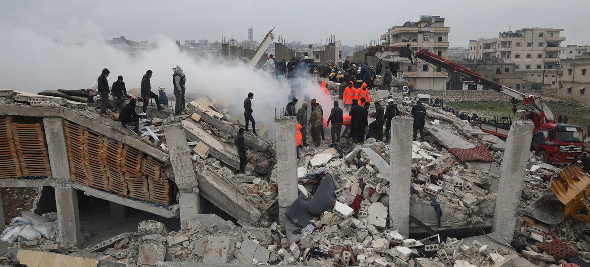 عمال الإنقاذ يبحثون عن ناجين في مبنى في سرمدا، سوريا في أعقاب الزلزال المدمر.