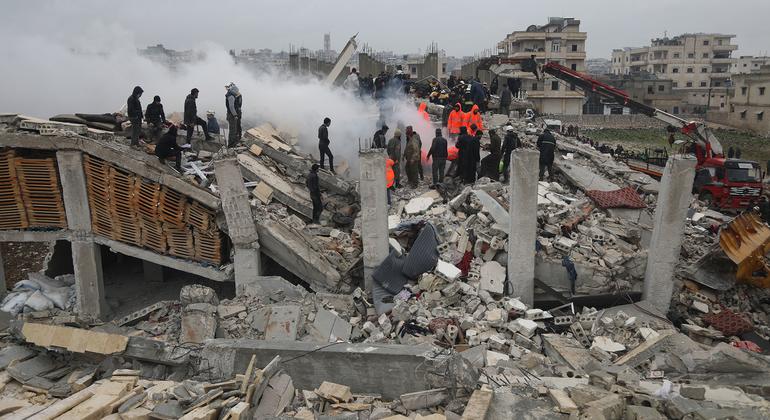 Equipes de resgate procuram sobreviventes em um prédio em Samada, na Síria, destruído pelo terremoto de 6 de fevereiro