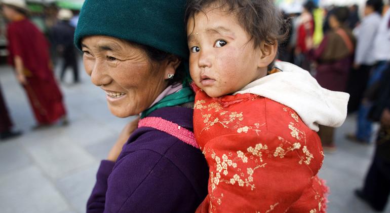 Una mujer lleva a un niño en Barkhor, en la Región Autónoma del Tíbet. (Foto de archivo)